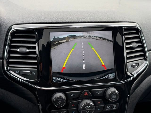 Used 2021 Jeep Grand Cherokee Laredo X image 23