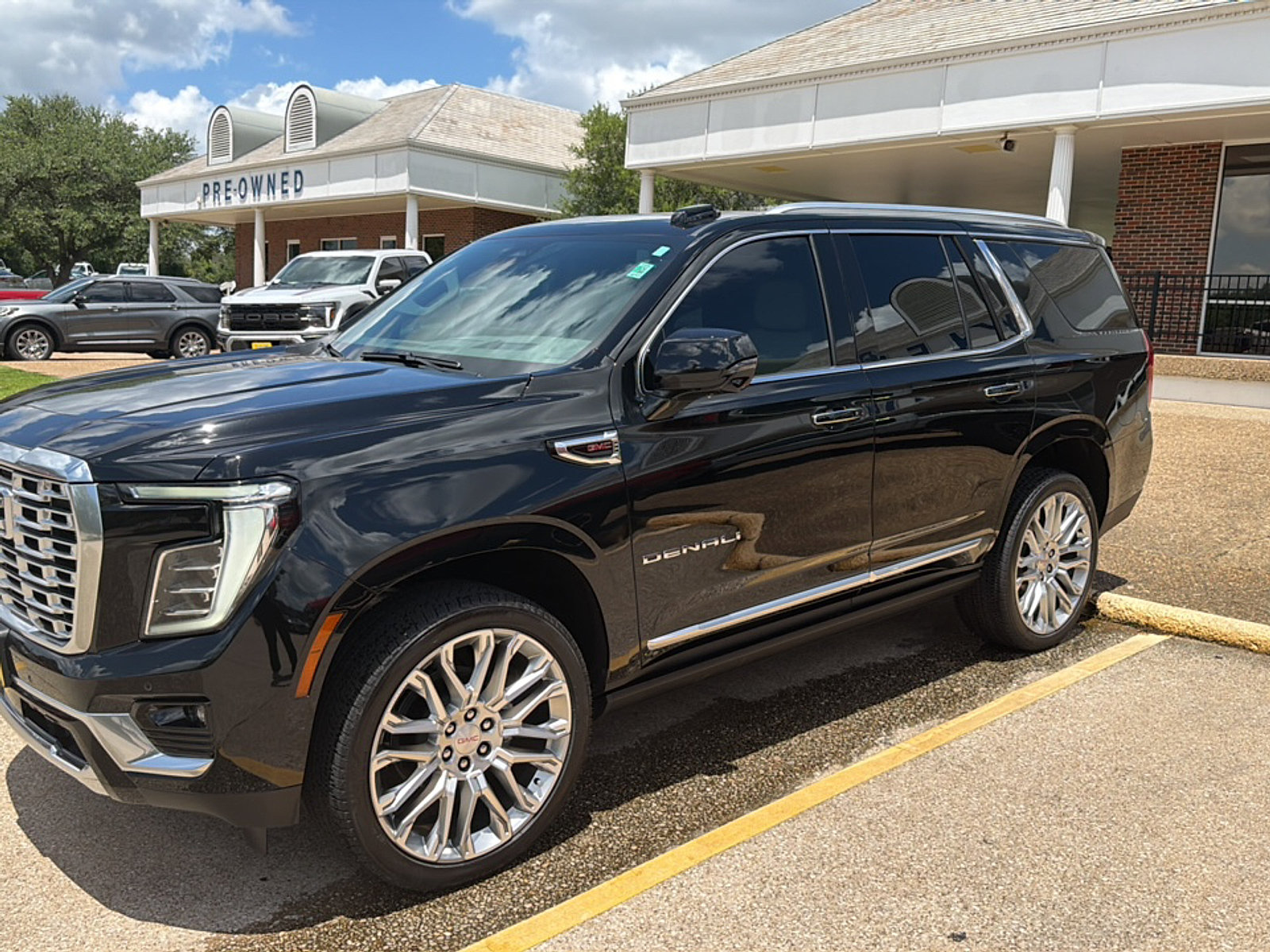 Used 2026 GMC Yukon Denali w/ Sun & Power Step Package AWD/4WD image 5