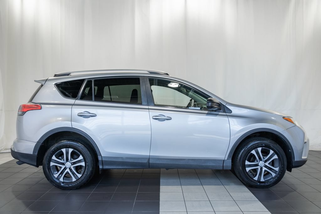 Used 2016 Toyota RAV4 LE AWD/4WD image 3