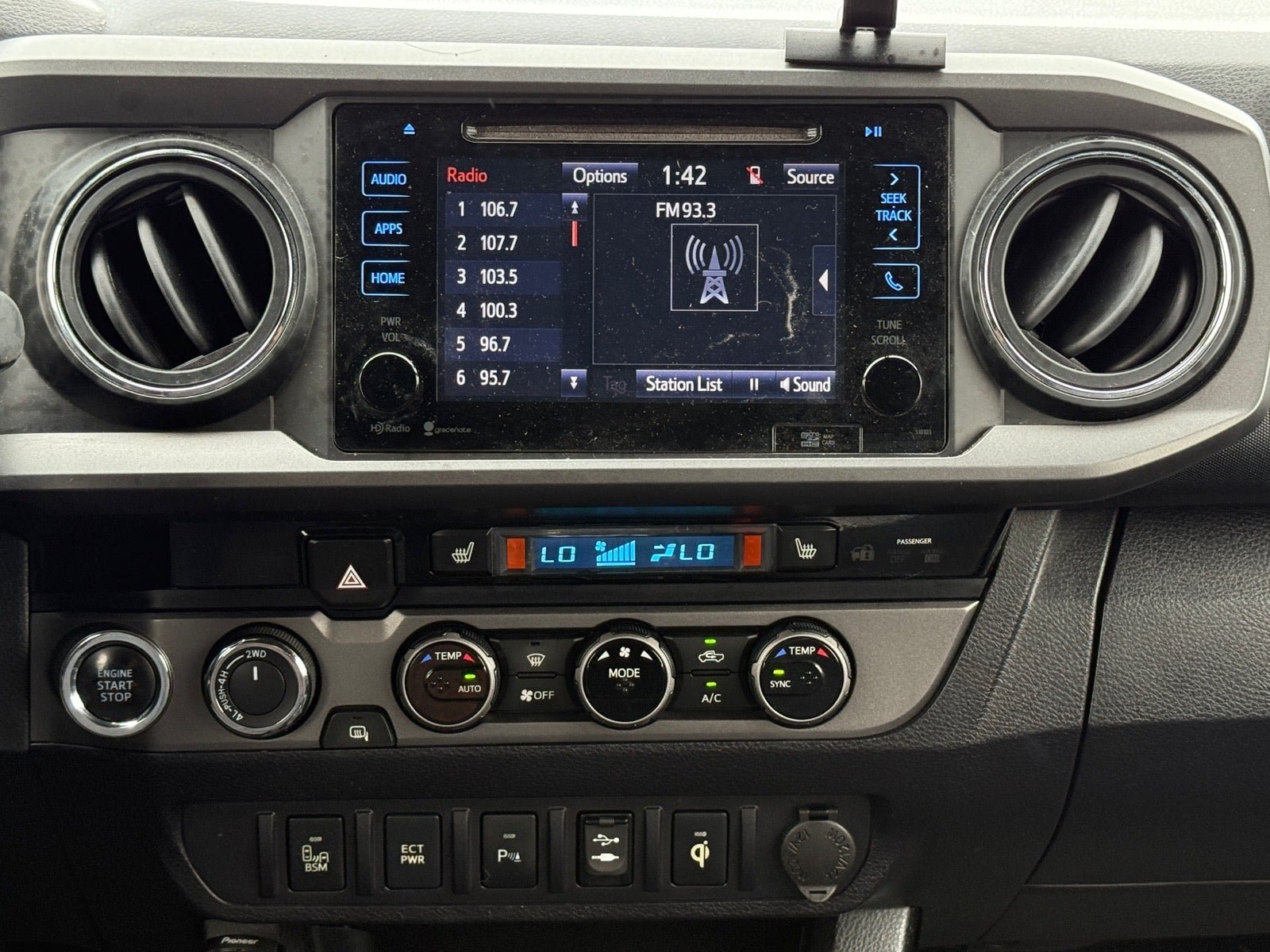 Used 2016 Toyota Tacoma TRD Off-Road w/ Premium & Technology Package AWD/4WD image 24