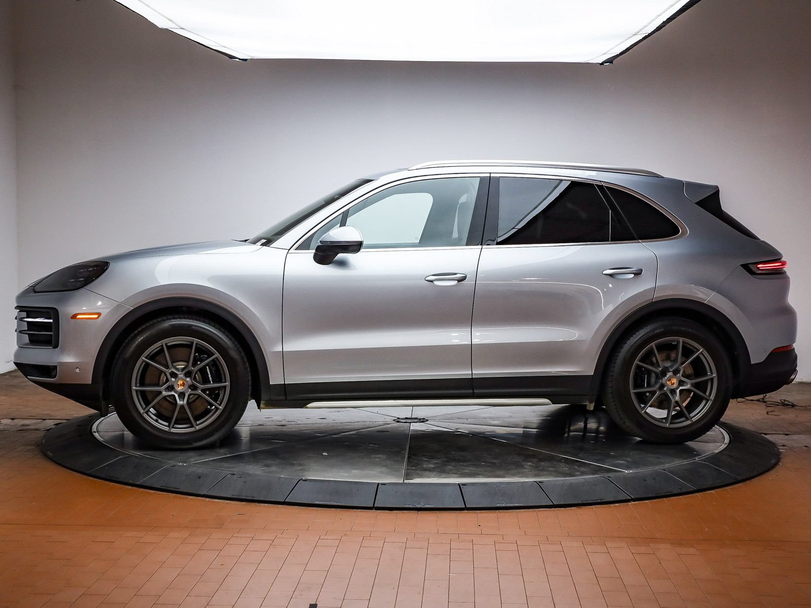 Certified 2025 Porsche Cayenne S AWD/4WD image 2