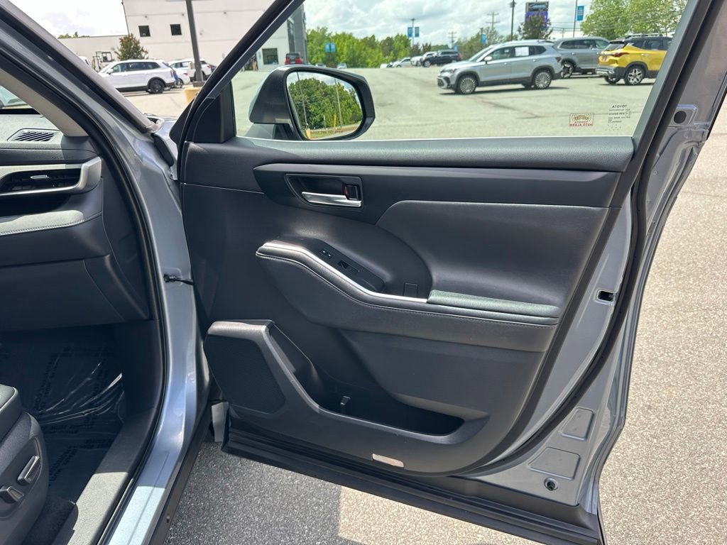 Used 2020 Toyota Highlander XLE AWD/4WD image 19