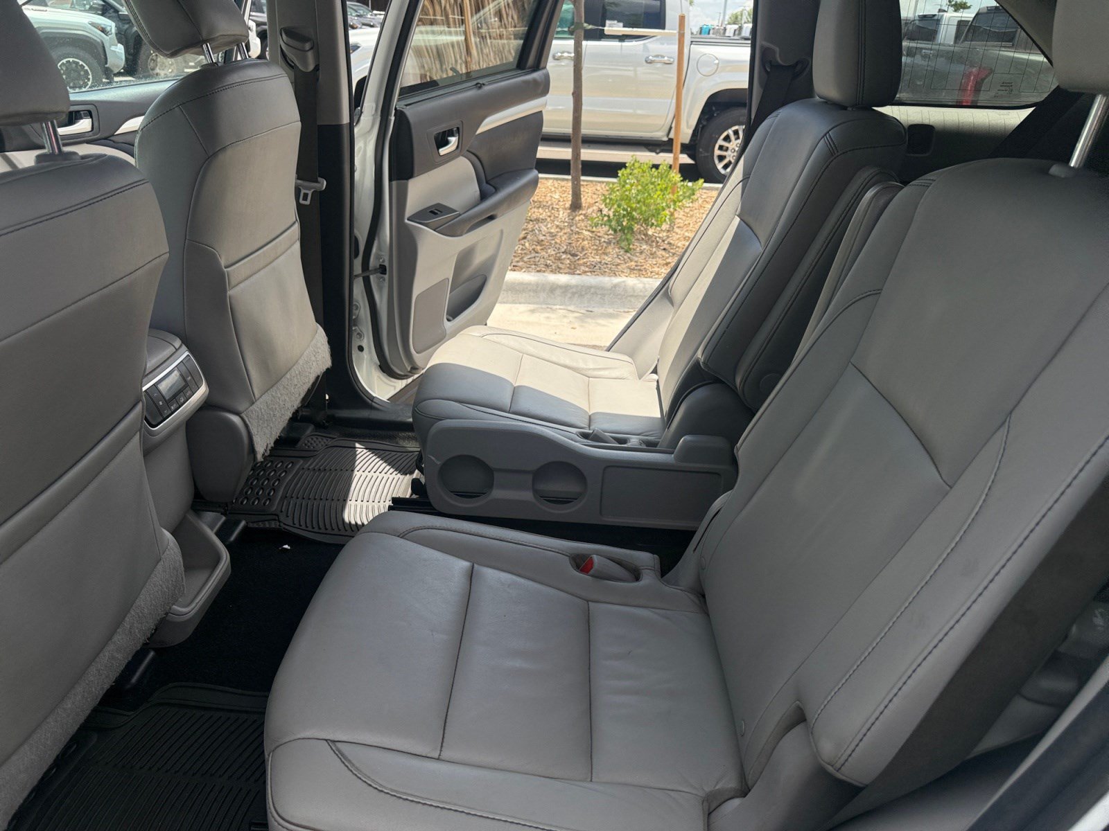 Used 2016 Toyota Highlander XLE AWD/4WD image 17