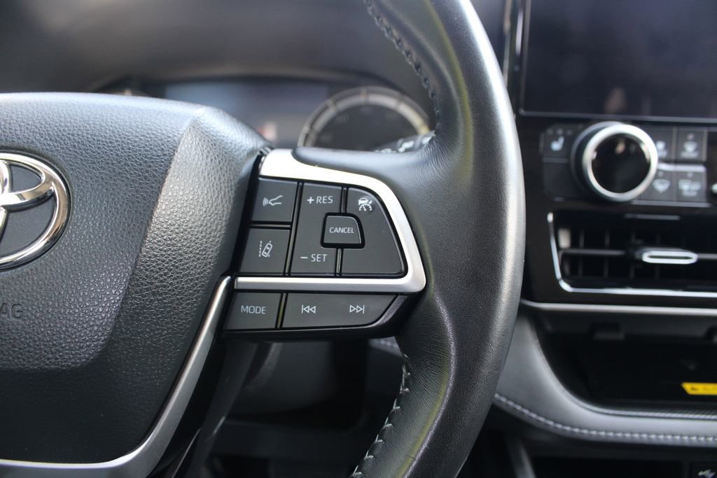 Used 2023 Toyota Highlander XLE AWD/4WD image 20