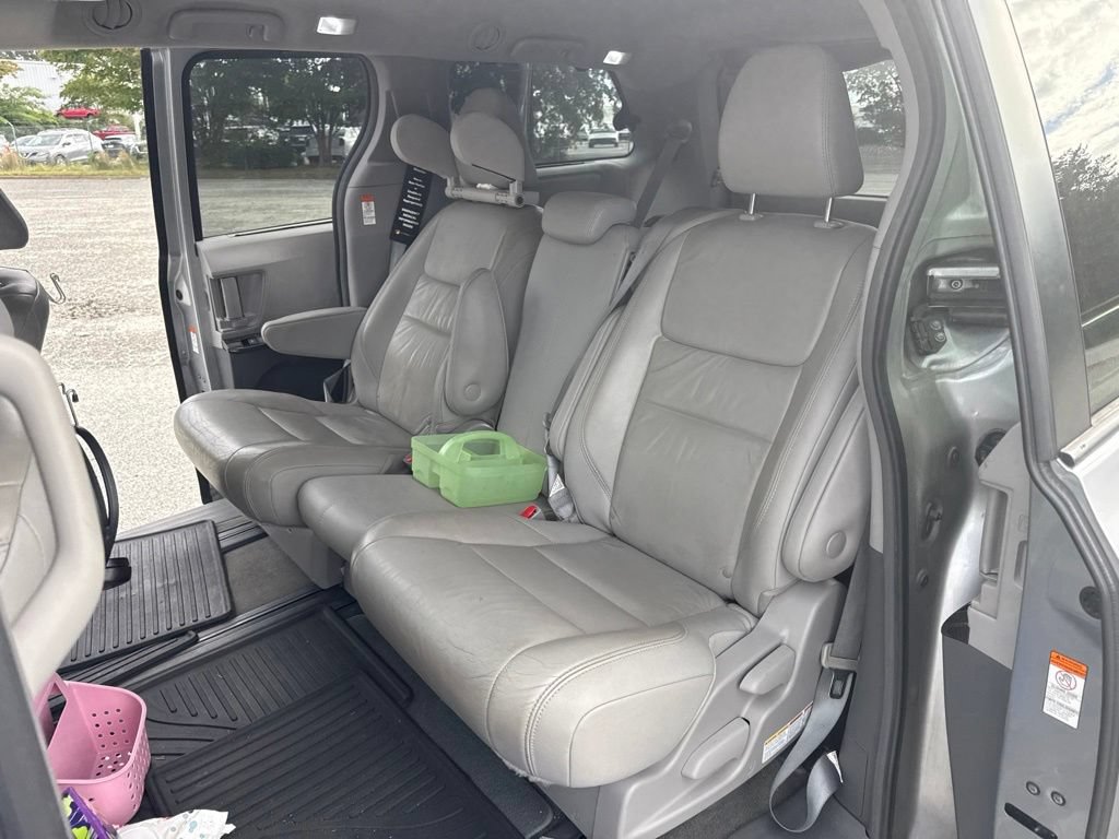 Used 2018 Toyota Sienna XLE Premium FWD image 16