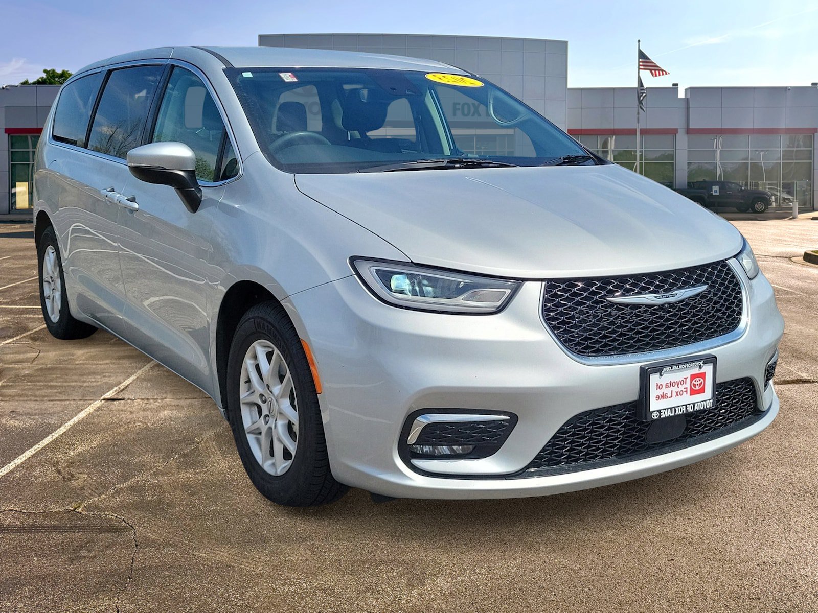 Used 2023 Chrysler Pacifica Touring-L FWD image 2