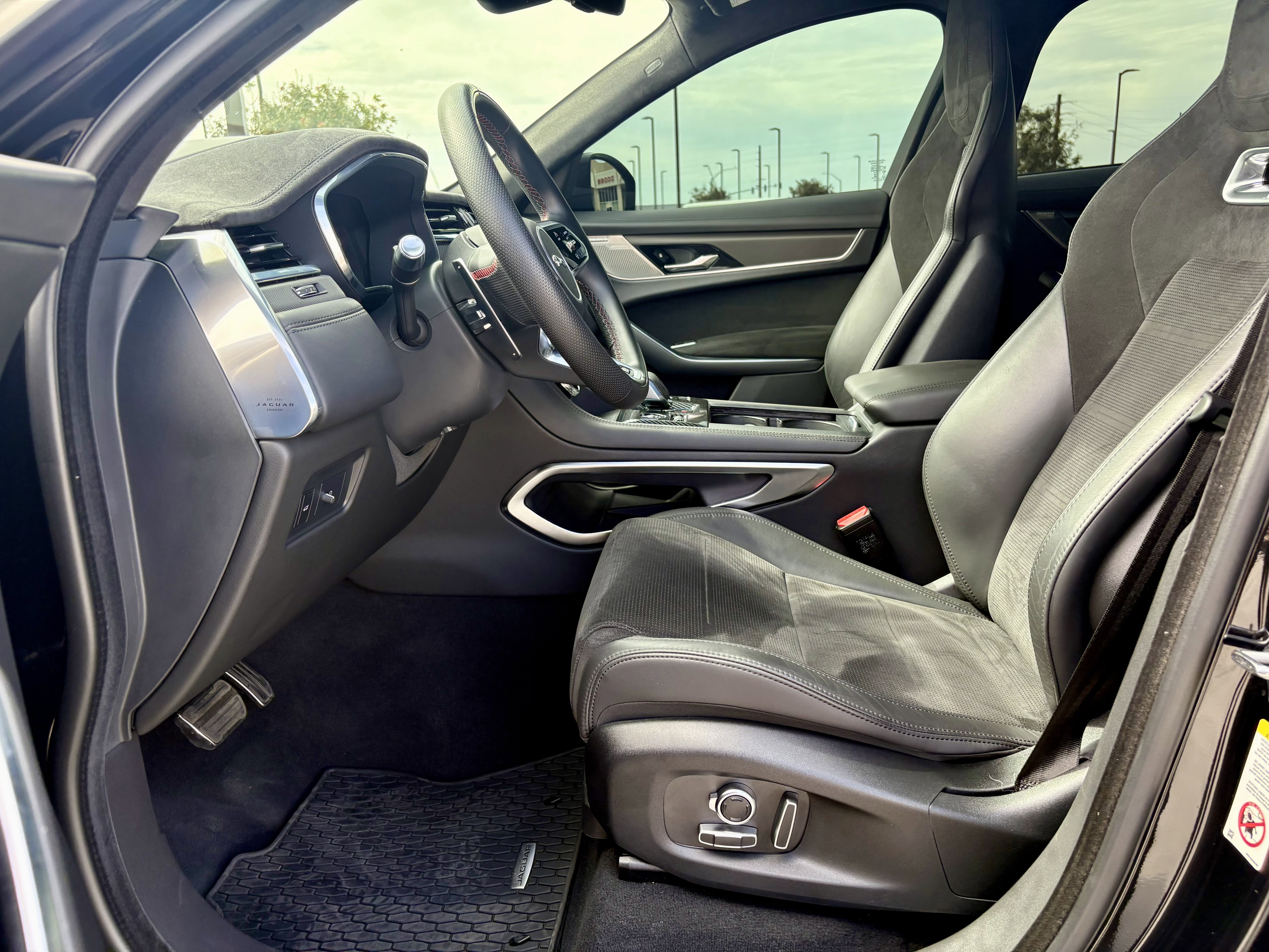 Used 2022 Jaguar F-PACE SVR image 14