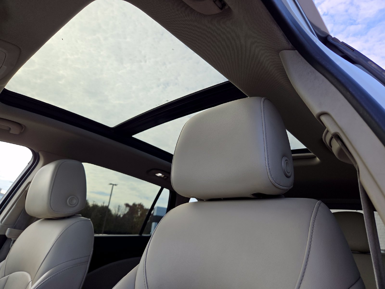 Used 2018 Buick Envision Essence AWD/4WD image 2