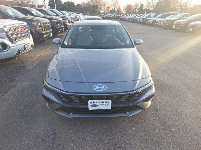 Used 2025 Hyundai Elantra Limited image 7