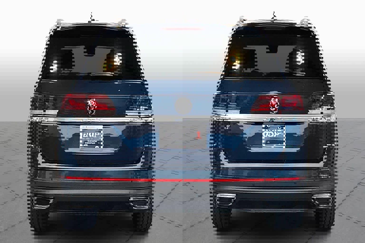 Used 2023 Volkswagen Atlas SE w/ Panoramic Sunroof Package image 4