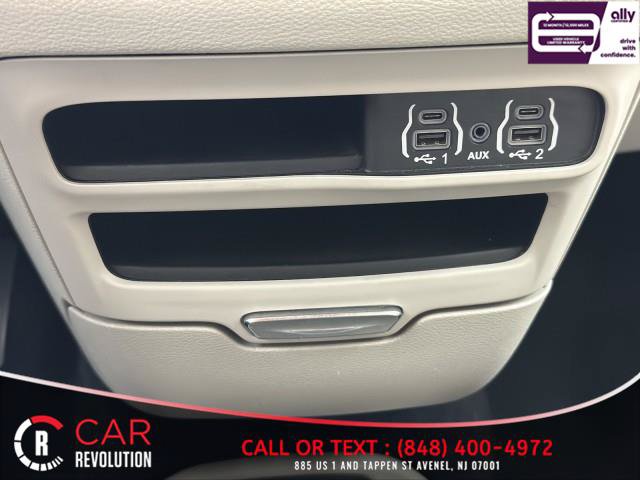 Used 2021 Chrysler Pacifica Touring-L FWD image 43