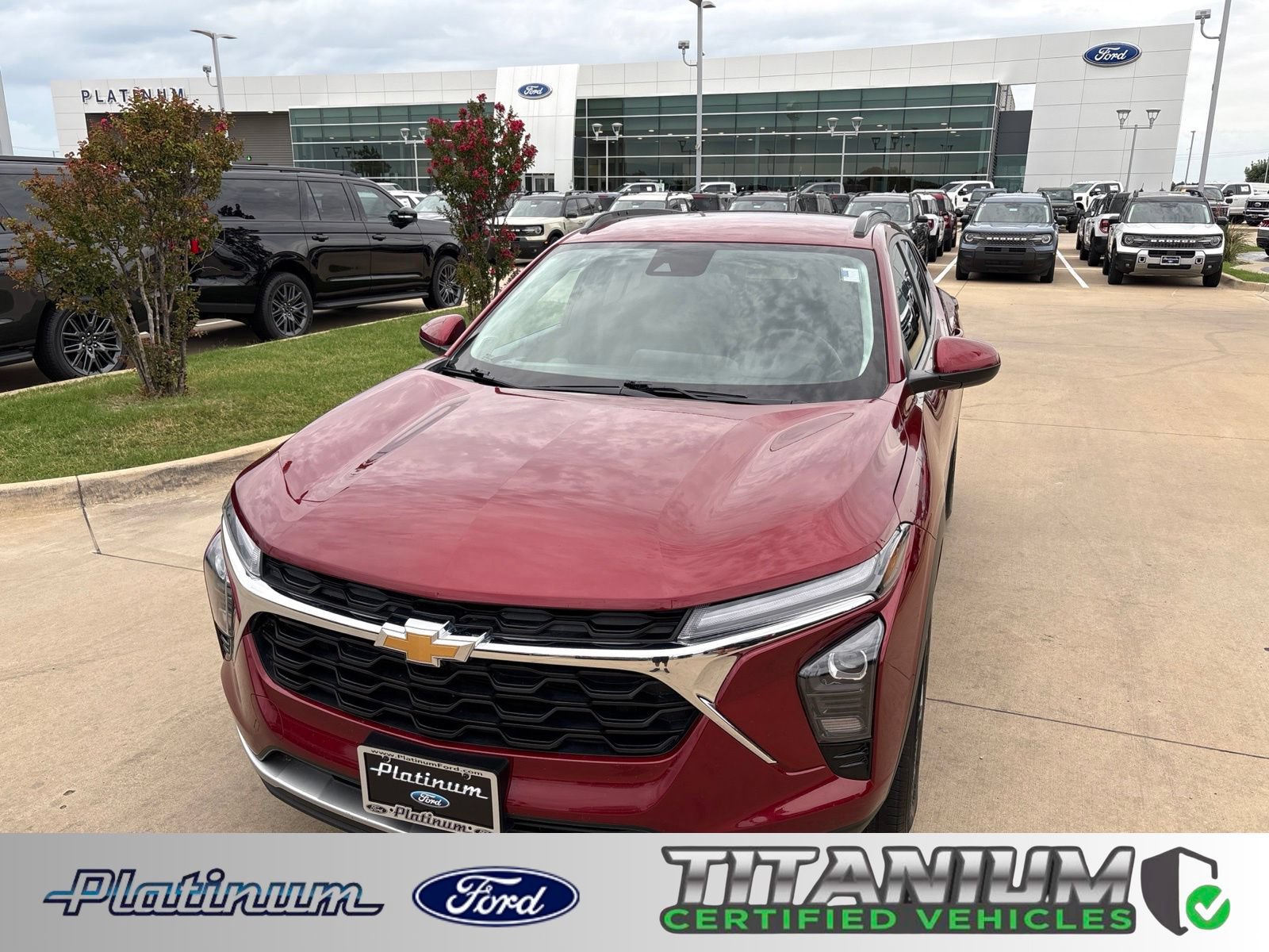 Used 2024 Chevrolet Trax LT w/ Driver Confidence Package FWD image 1