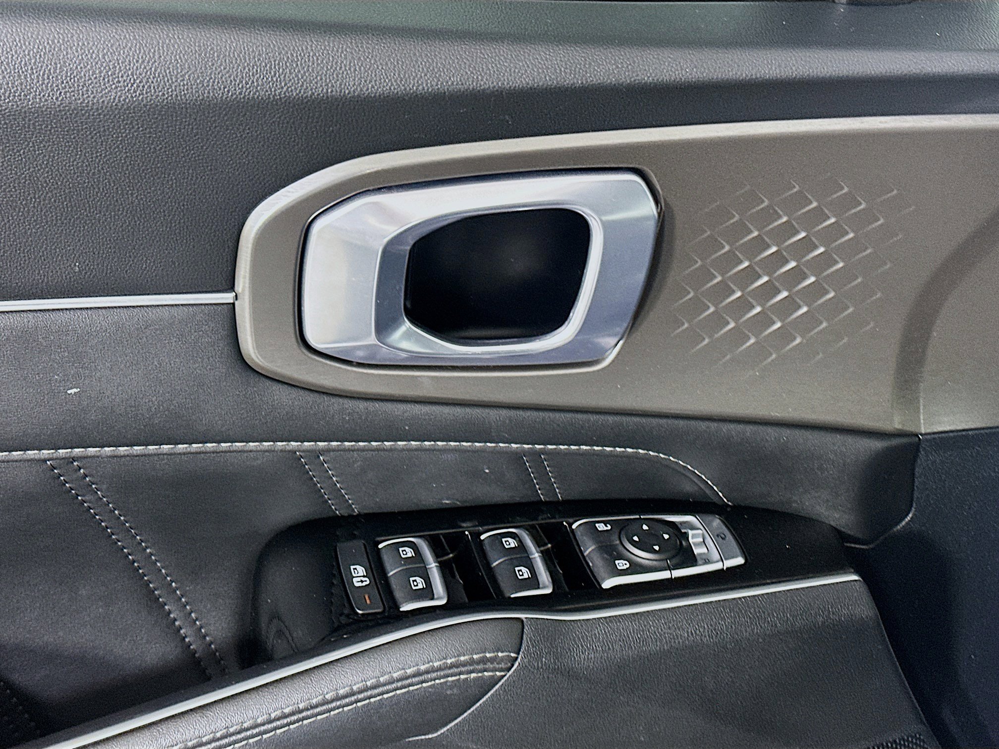 Used 2023 Kia Sorento SX image 15