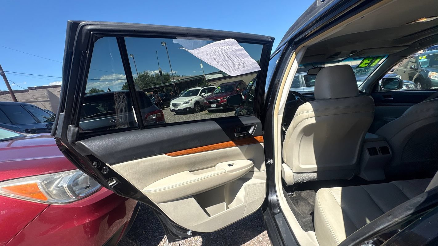 Used 2013 Subaru Outback 3.6R Limited w/ Moonroof Pkg AWD/4WD image 11