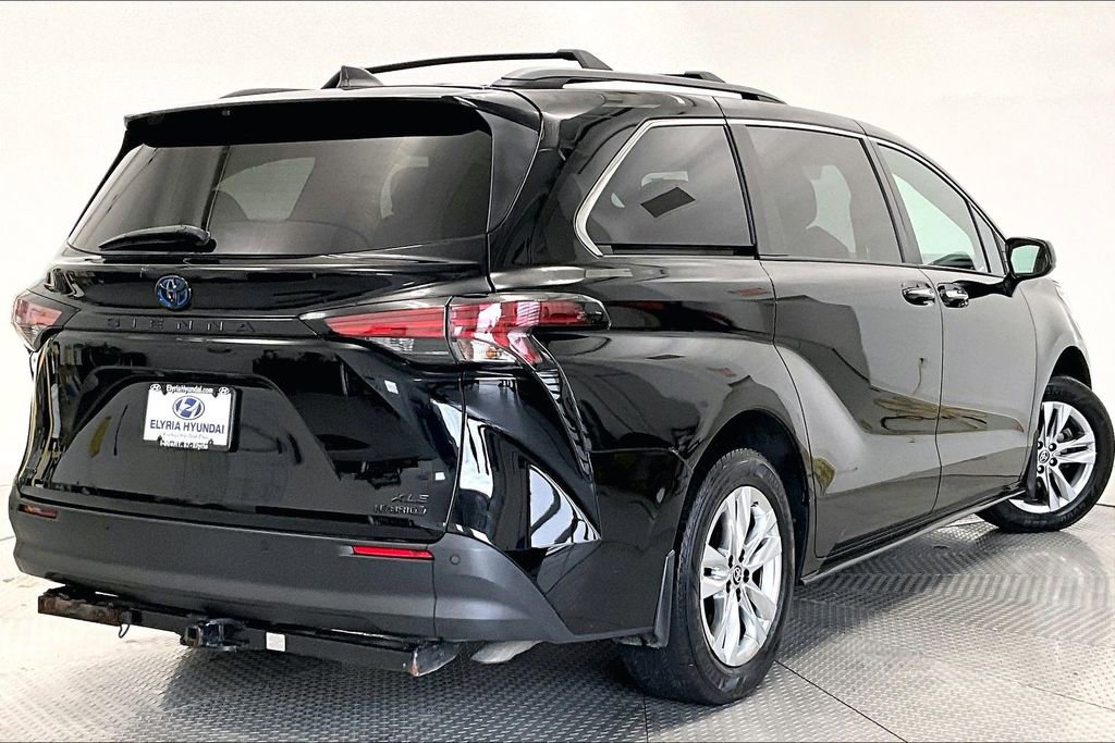 Used 2022 Toyota Sienna XLE Woodland Edition AWD/4WD image 2