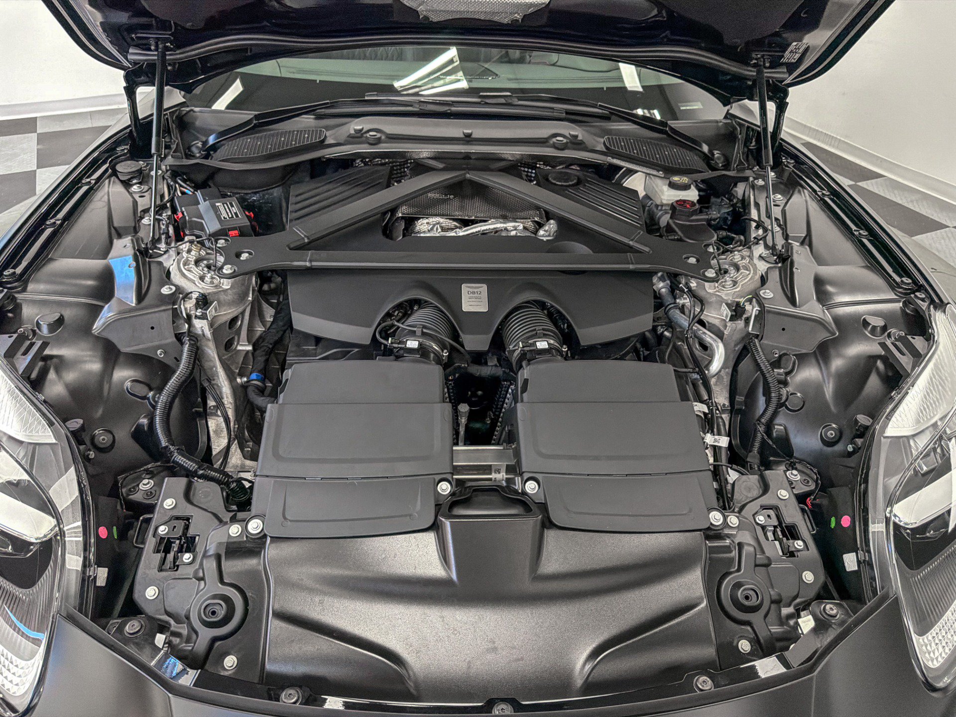 Used 2025 Aston Martin DB12 Coupe RWD image 12
