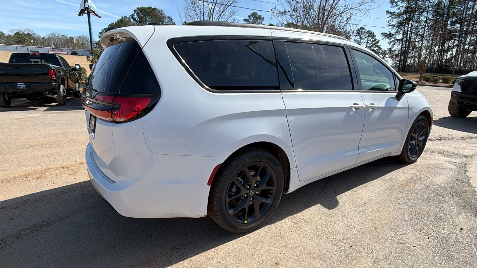 New 2026 Chrysler Pacifica Select image 8