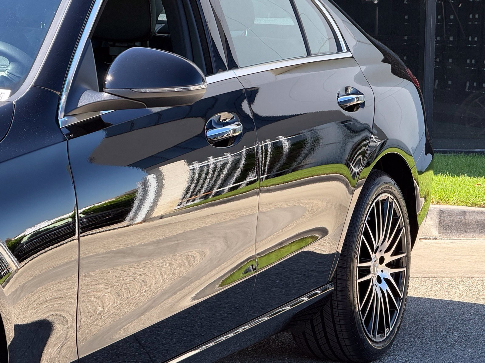 Used 2025 Mercedes-Benz C 300 Sedan image 4