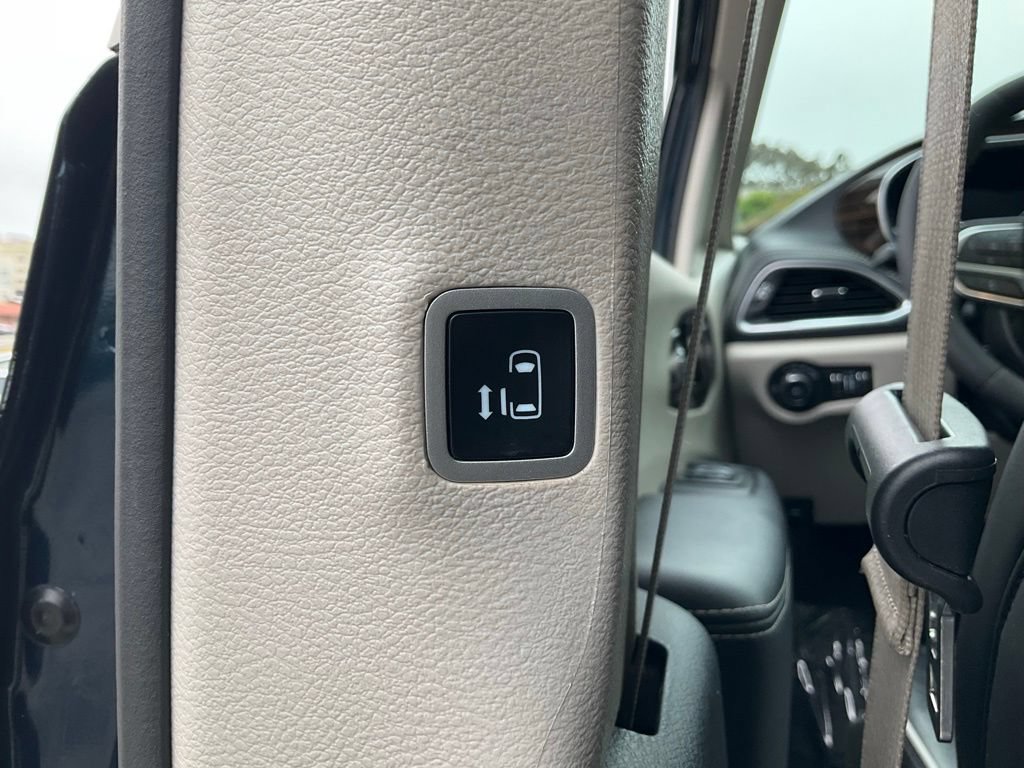 Used 2023 Chrysler Pacifica Limited FWD image 40