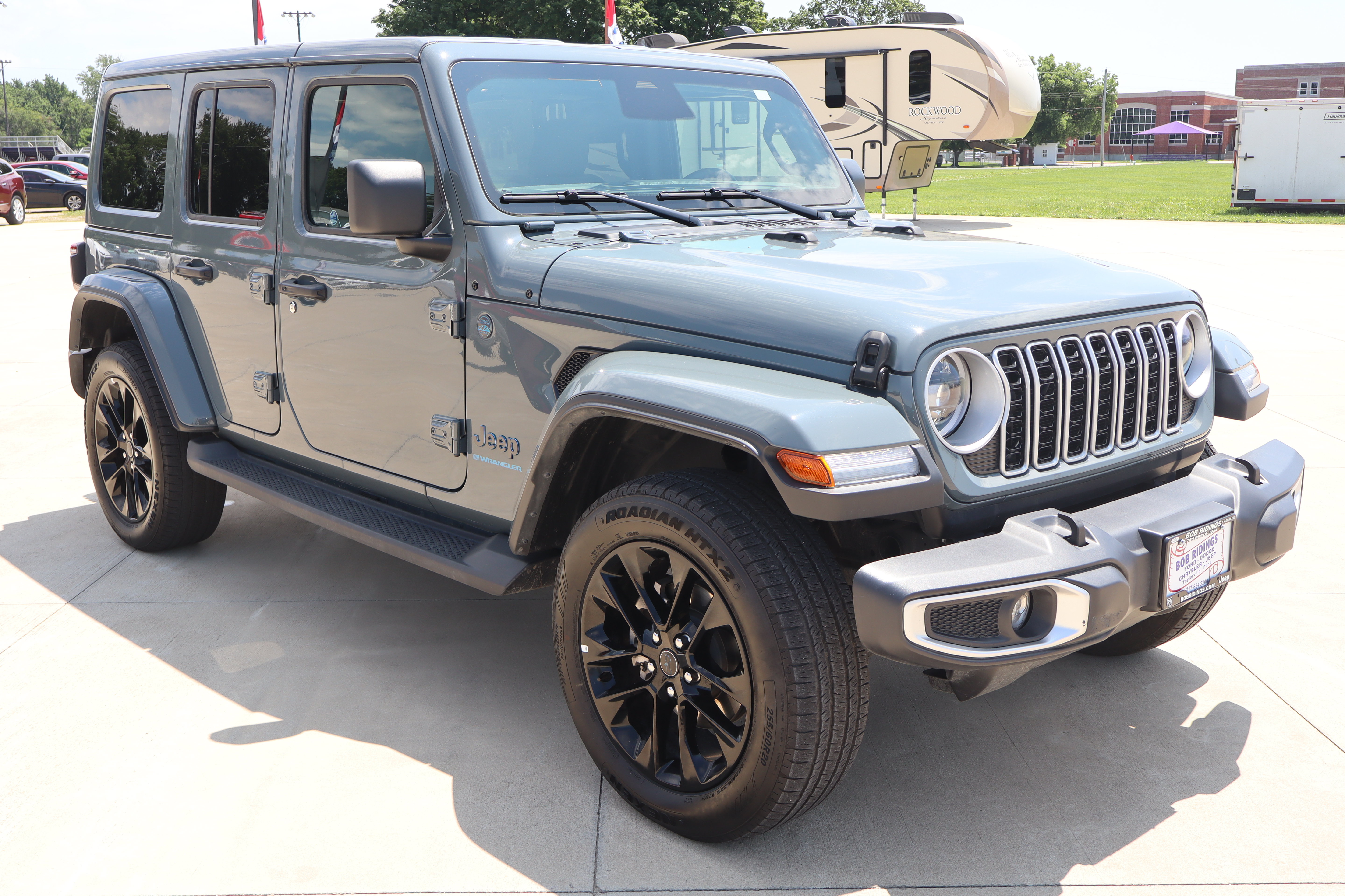 Used 2025 Jeep Wrangler Unlimited Sahara AWD/4WD image 3