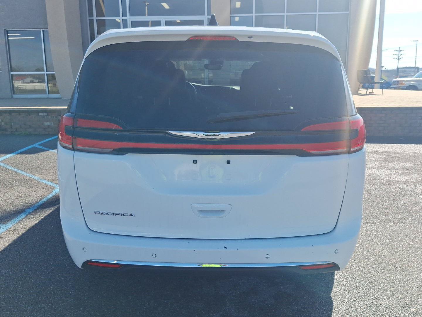 Used 2023 Chrysler Pacifica Touring-L FWD image 4