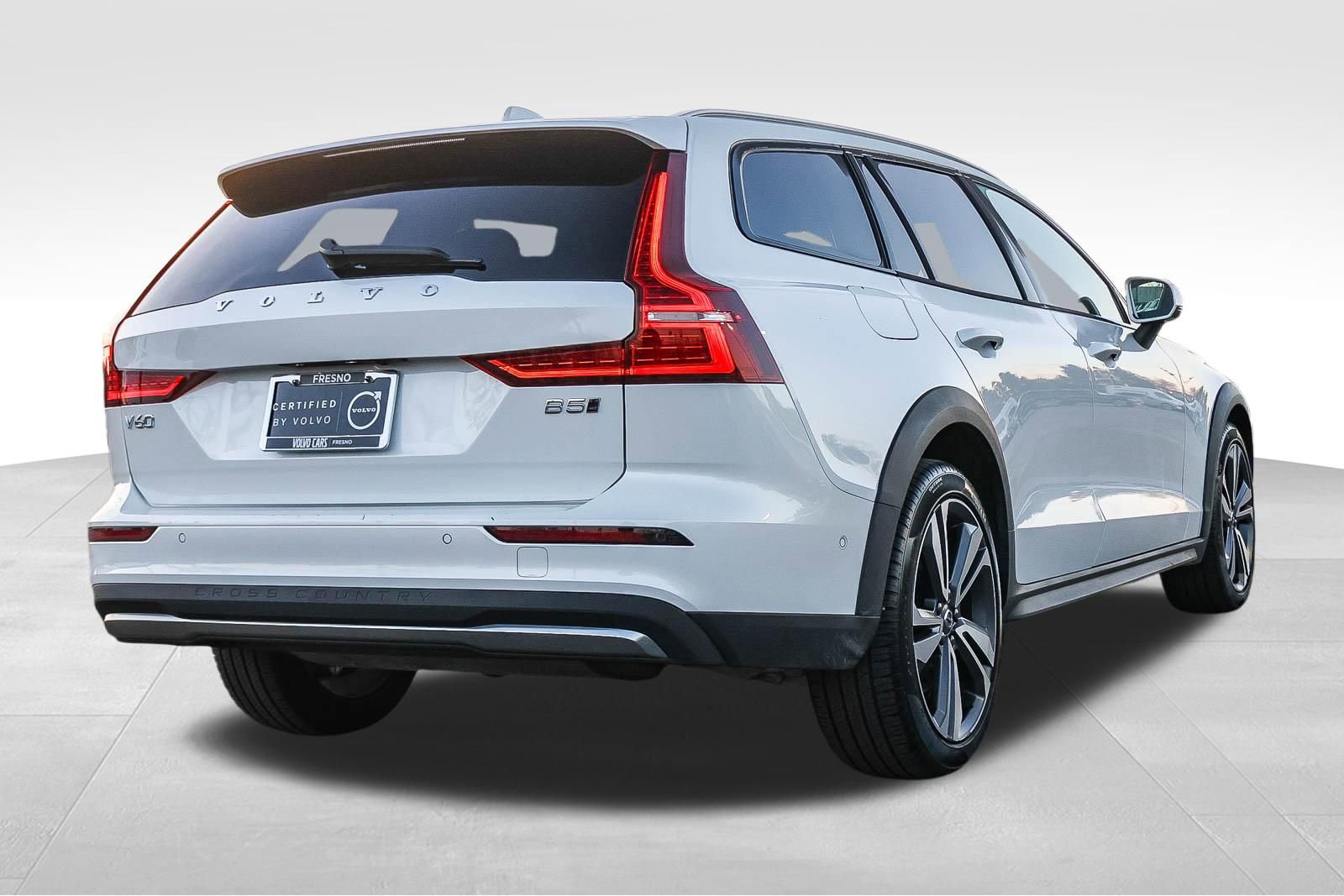 Used 2025 Volvo V60 B5 Cross Country Plus image 5
