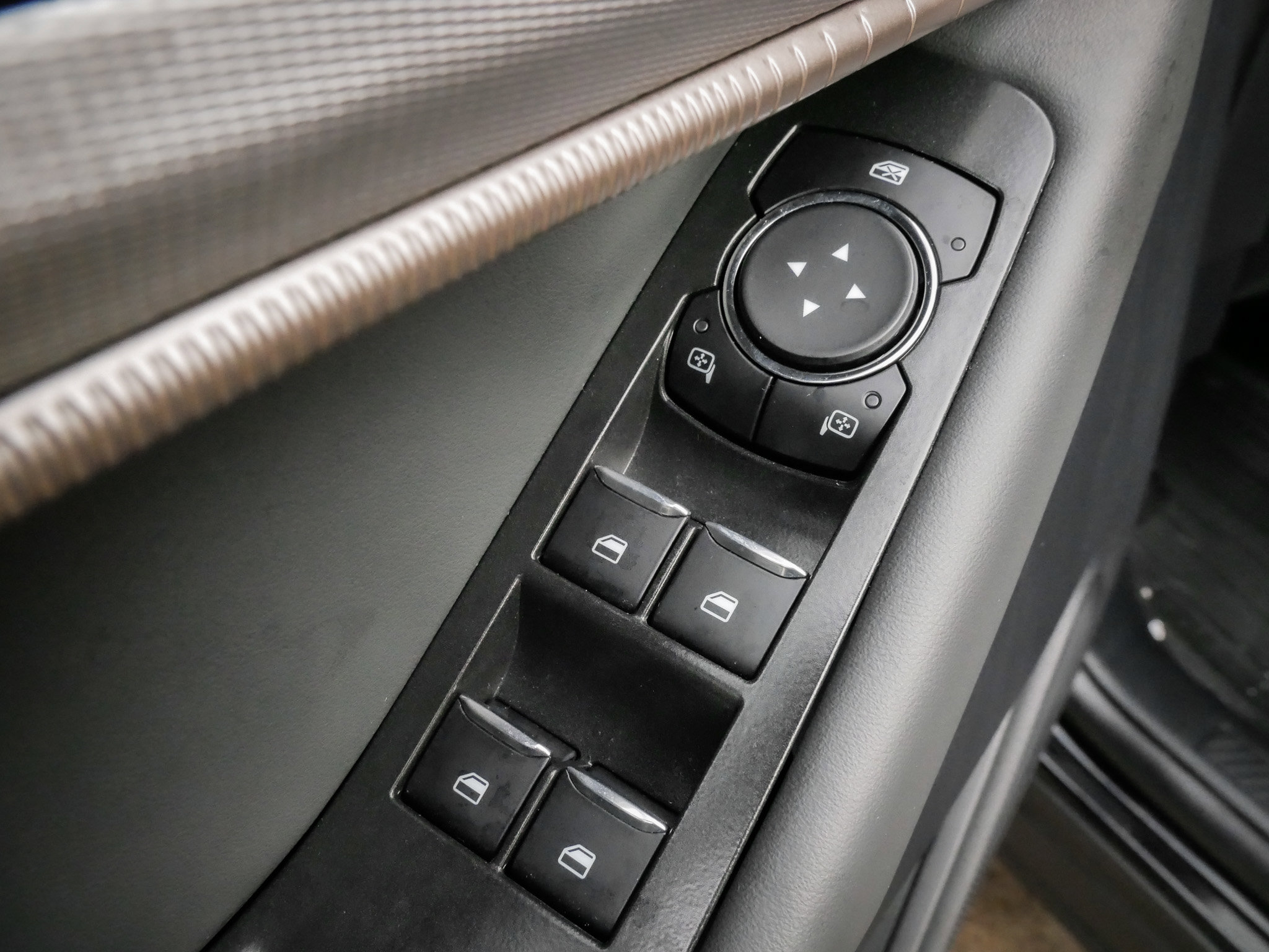 Used 2025 Ford Explorer Active w/ Active Comfort Package image 15