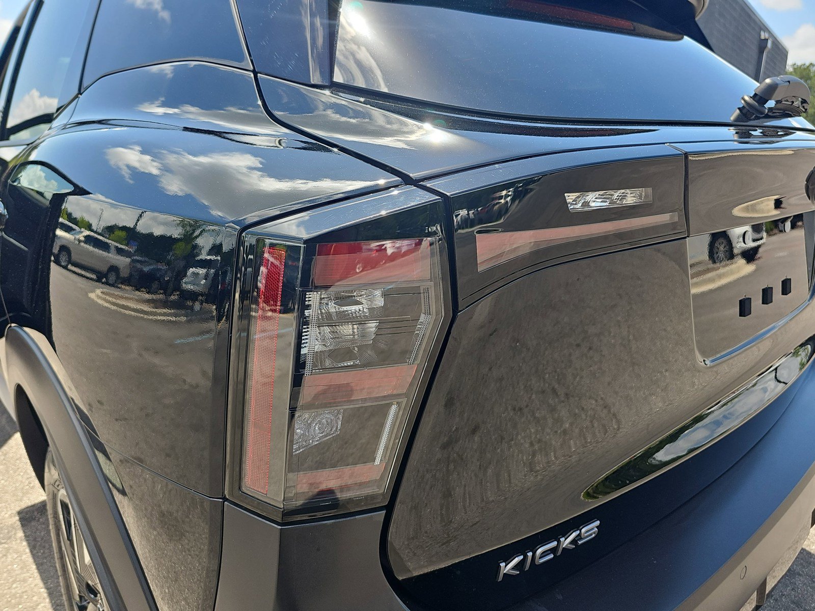 Used 2025 Nissan Kicks SR FWD image 33