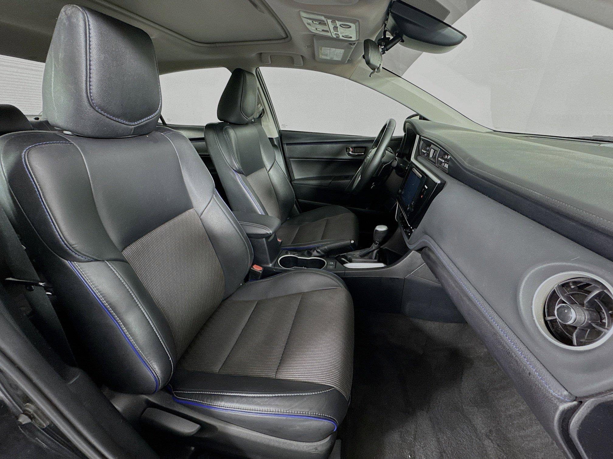 Used 2017 Toyota Corolla SE image 26