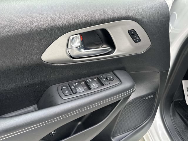 Used 2023 Chrysler Pacifica Limited w/ Uconnect Theater Family Group FWD image 46