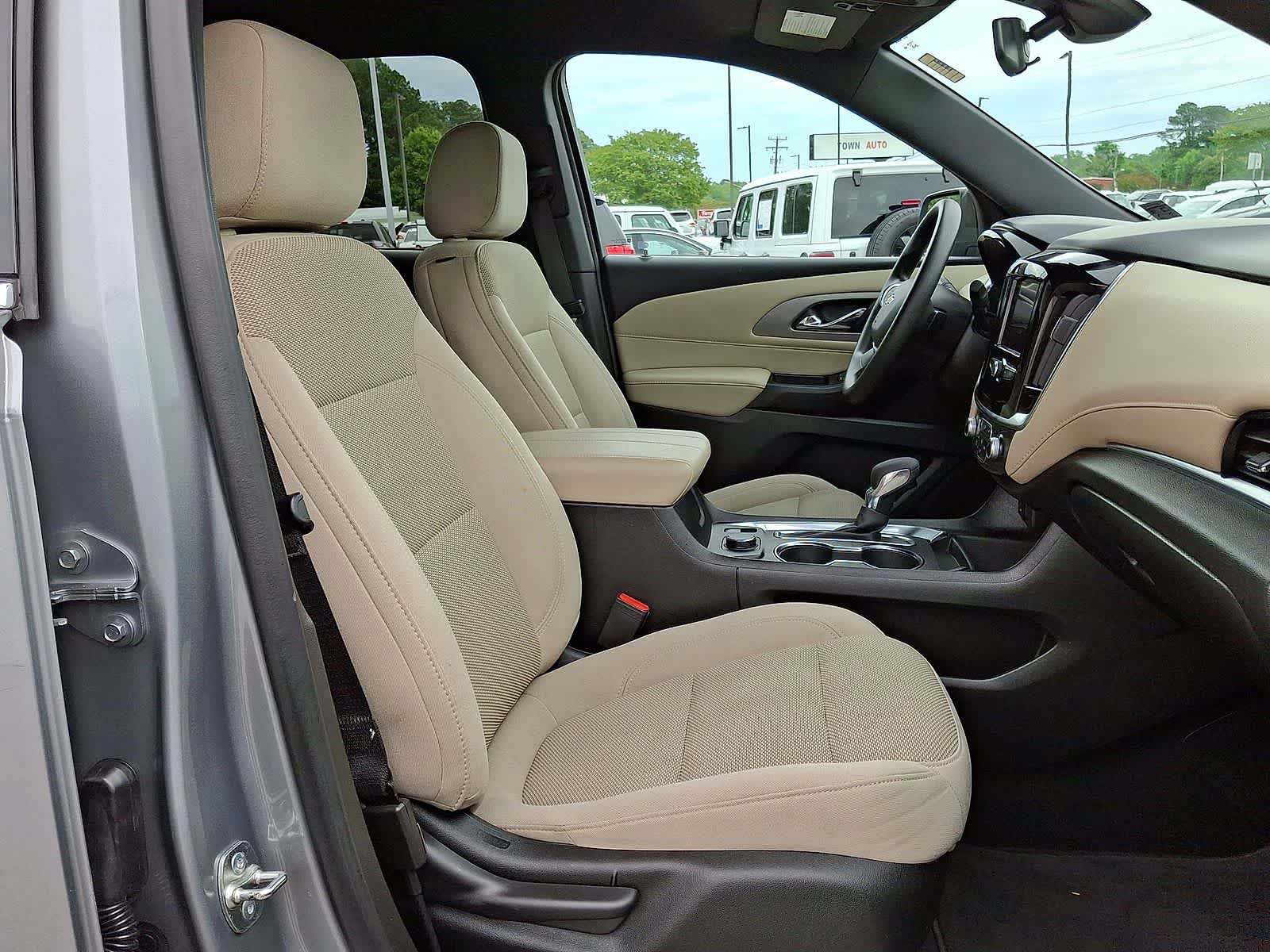 Used 2023 Chevrolet Traverse LS FWD image 32