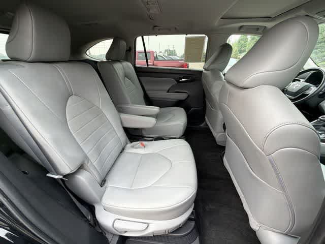 Used 2023 Toyota Highlander XLE AWD/4WD image 23