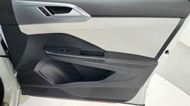 Used 2025 Volkswagen Taos SE image 26