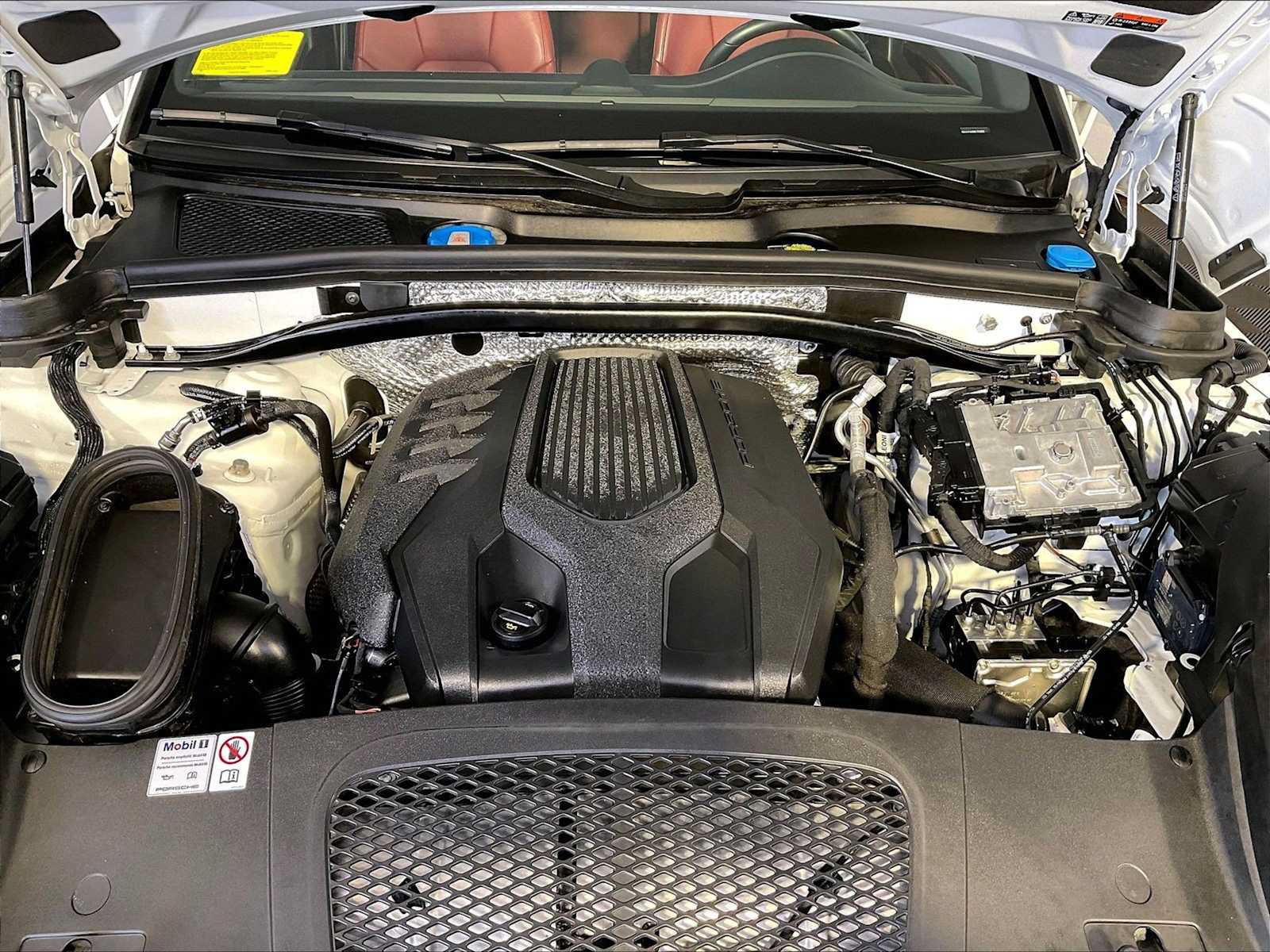 Used 2024 Porsche Macan AWD/4WD image 32