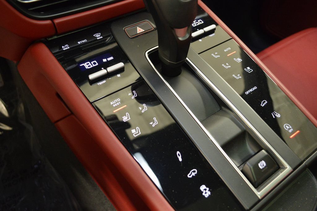 Certified 2025 Porsche Macan AWD/4WD image 31
