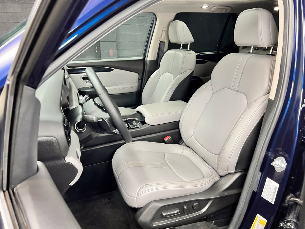 Used 2025 Honda Pilot Touring image 7
