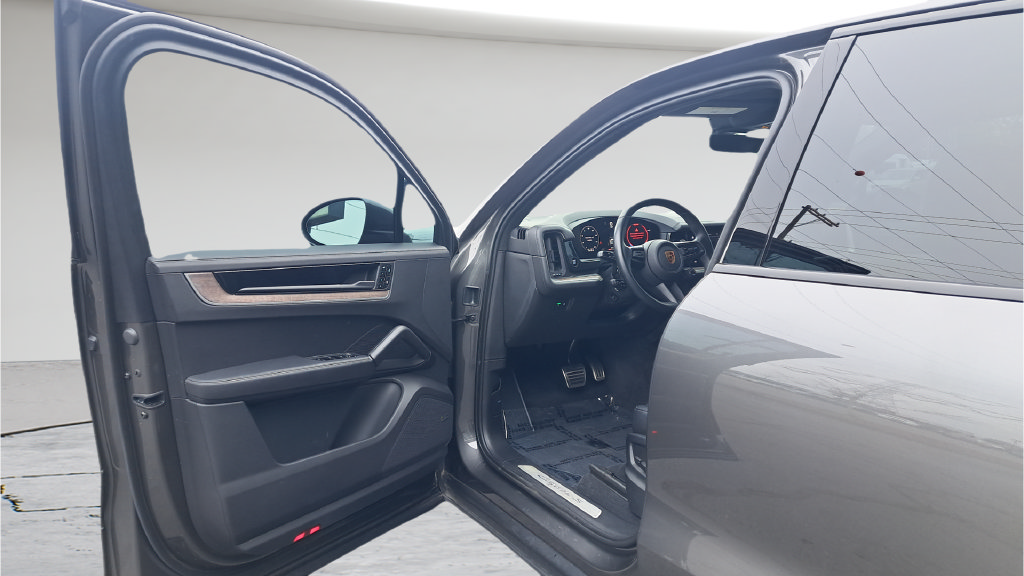 Used 2024 Porsche Cayenne S AWD/4WD image 9