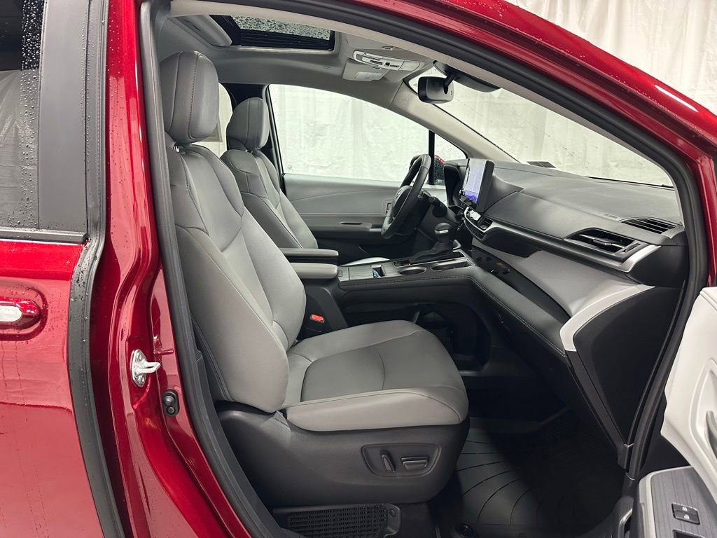 Used 2025 Toyota Sienna XLE AWD/4WD image 66