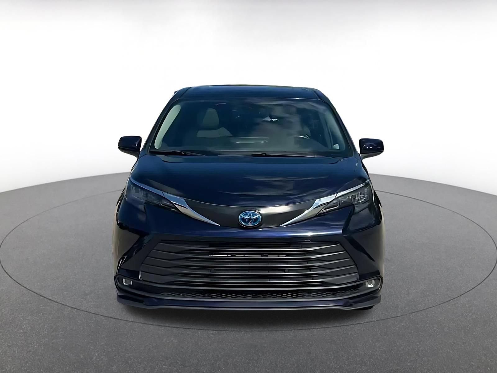 Used 2025 Toyota Sienna XLE FWD image 4