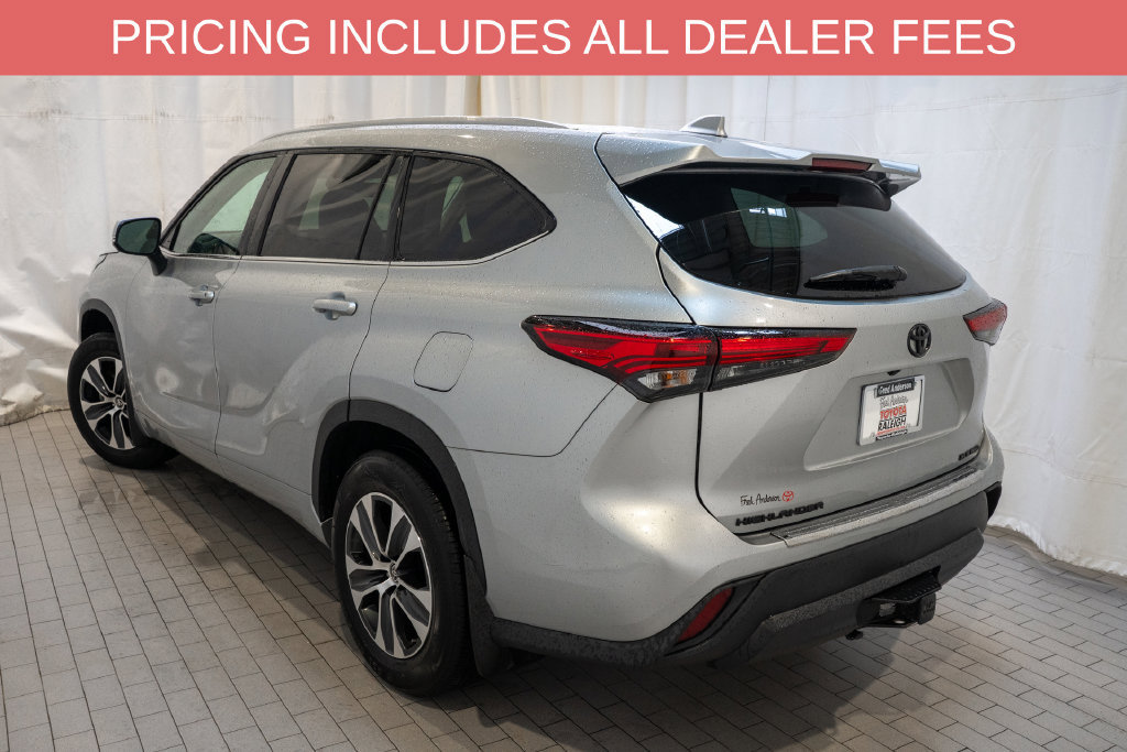 Used 2022 Toyota Highlander XLE AWD/4WD image 3
