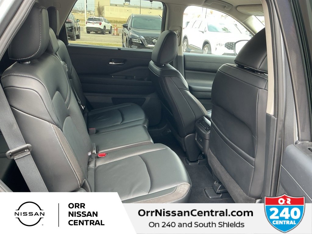 Used 2024 Nissan Pathfinder SL w/ Black Appearance Package image 12