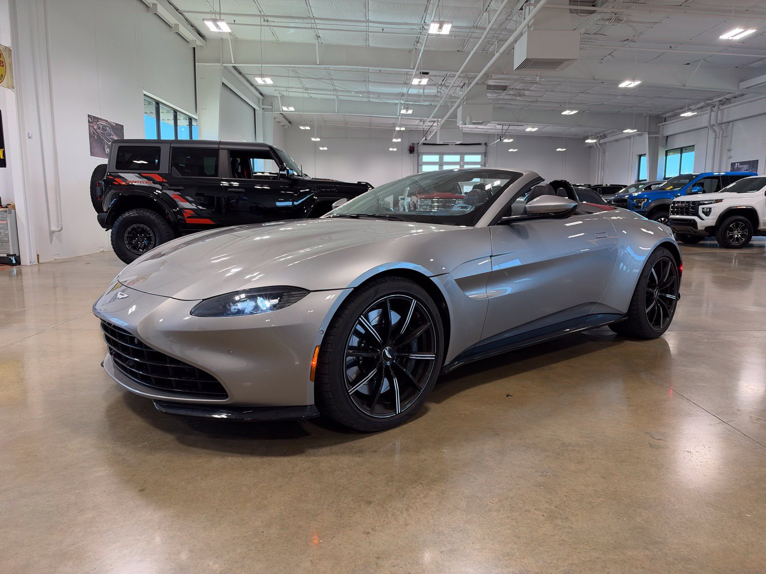Used 2021 Aston Martin V8 Vantage Roadster RWD image 6