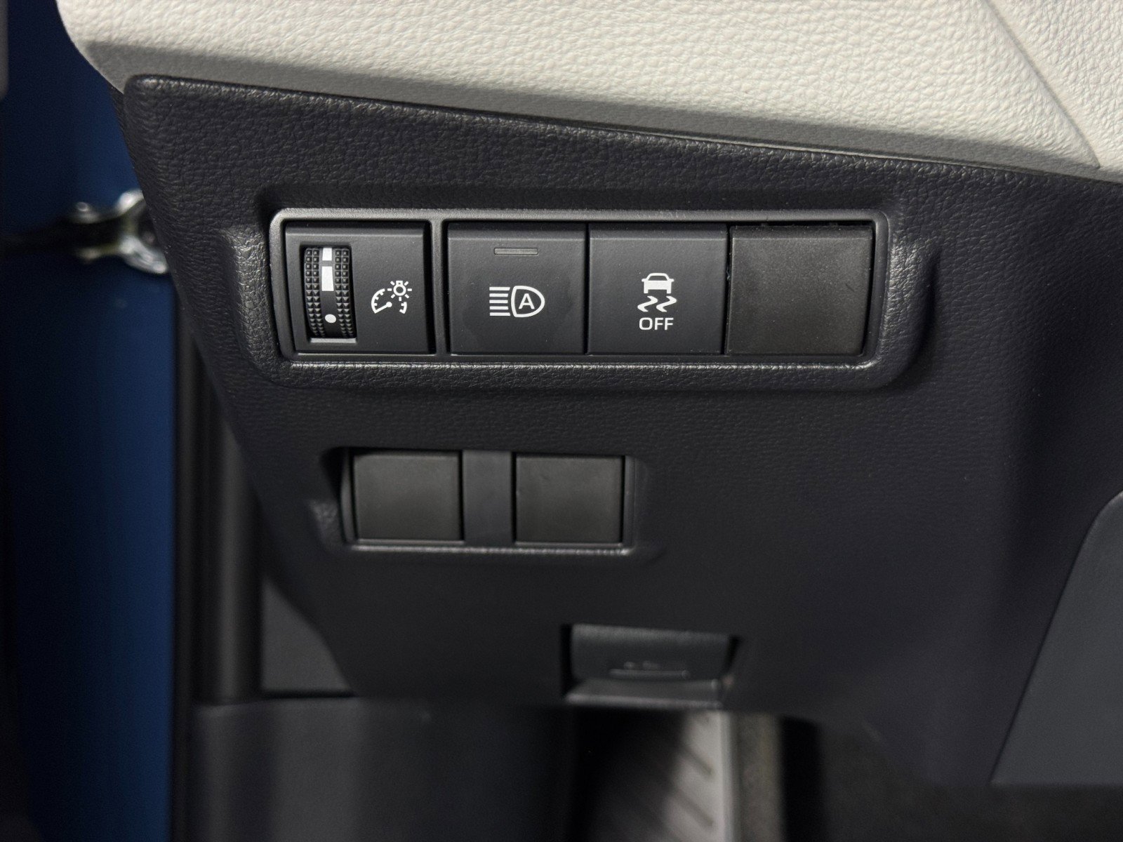 Used 2026 Toyota Corolla Cross LE image 11