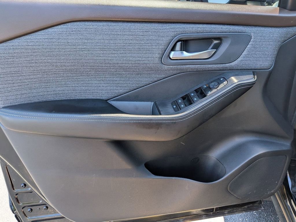 Used 2023 Nissan Rogue SV AWD/4WD image 9