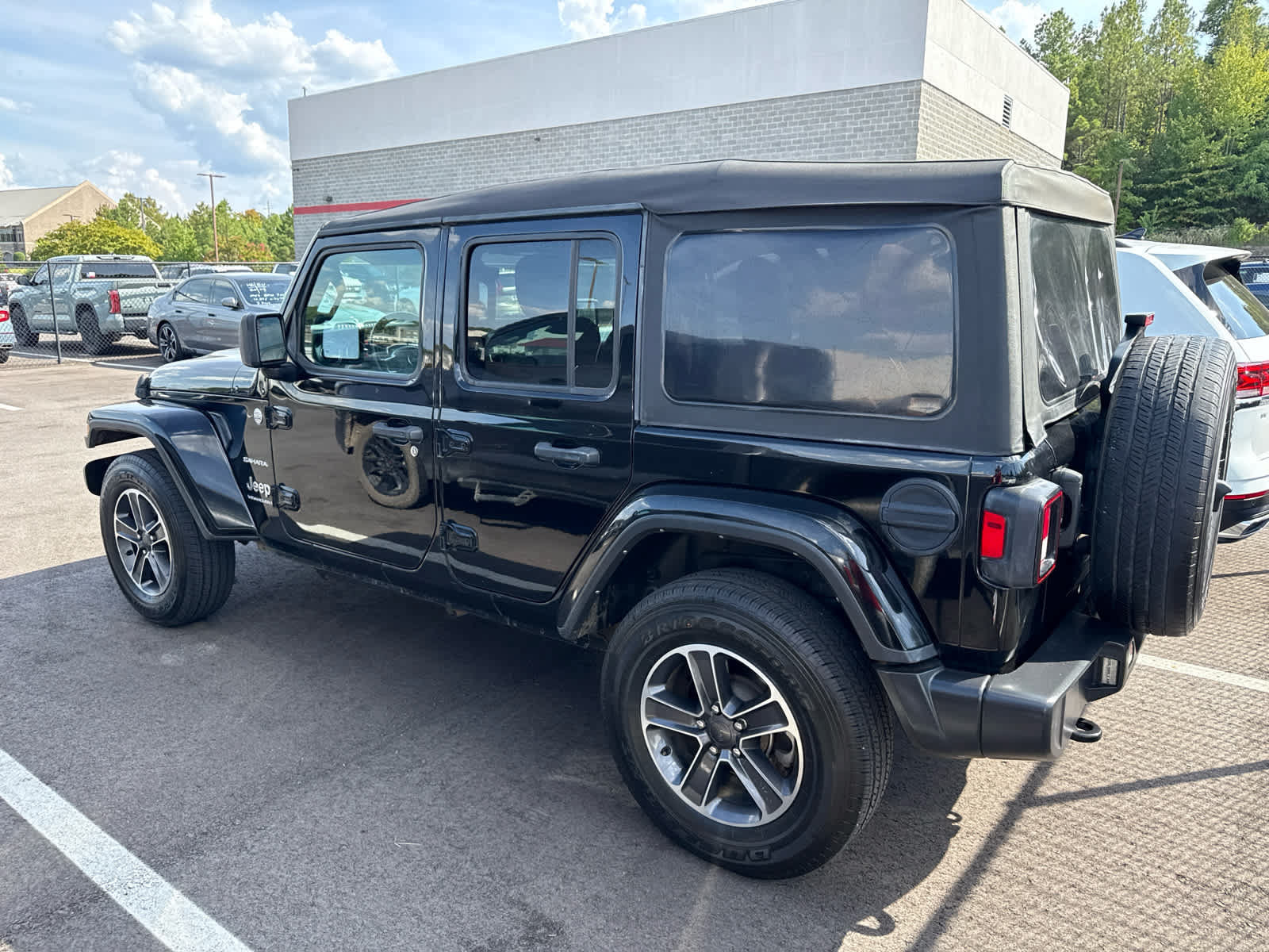 Used 2023 Jeep Wrangler Unlimited Sahara w/ Cold Weather Group AWD/4WD image 4