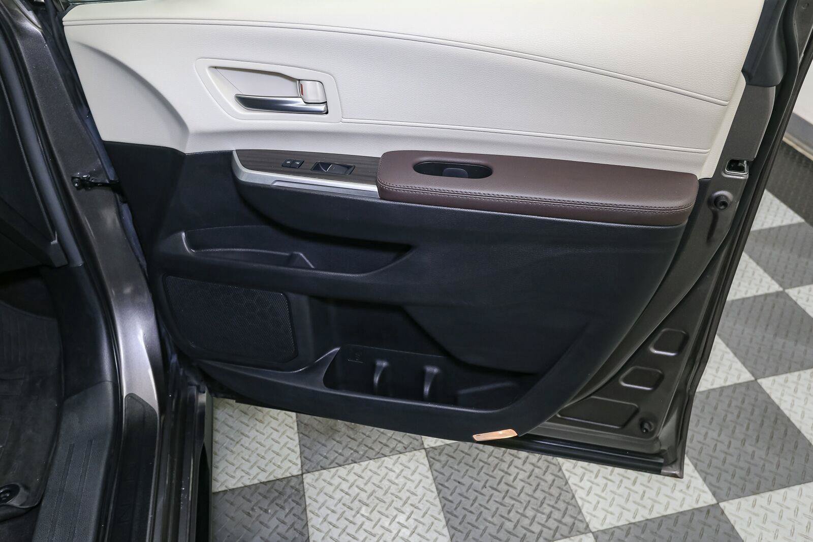 Used 2023 Toyota Sienna Platinum AWD/4WD image 22