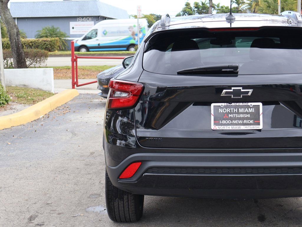 Used 2024 Chevrolet Trax RS w/ Sunroof Package image 17