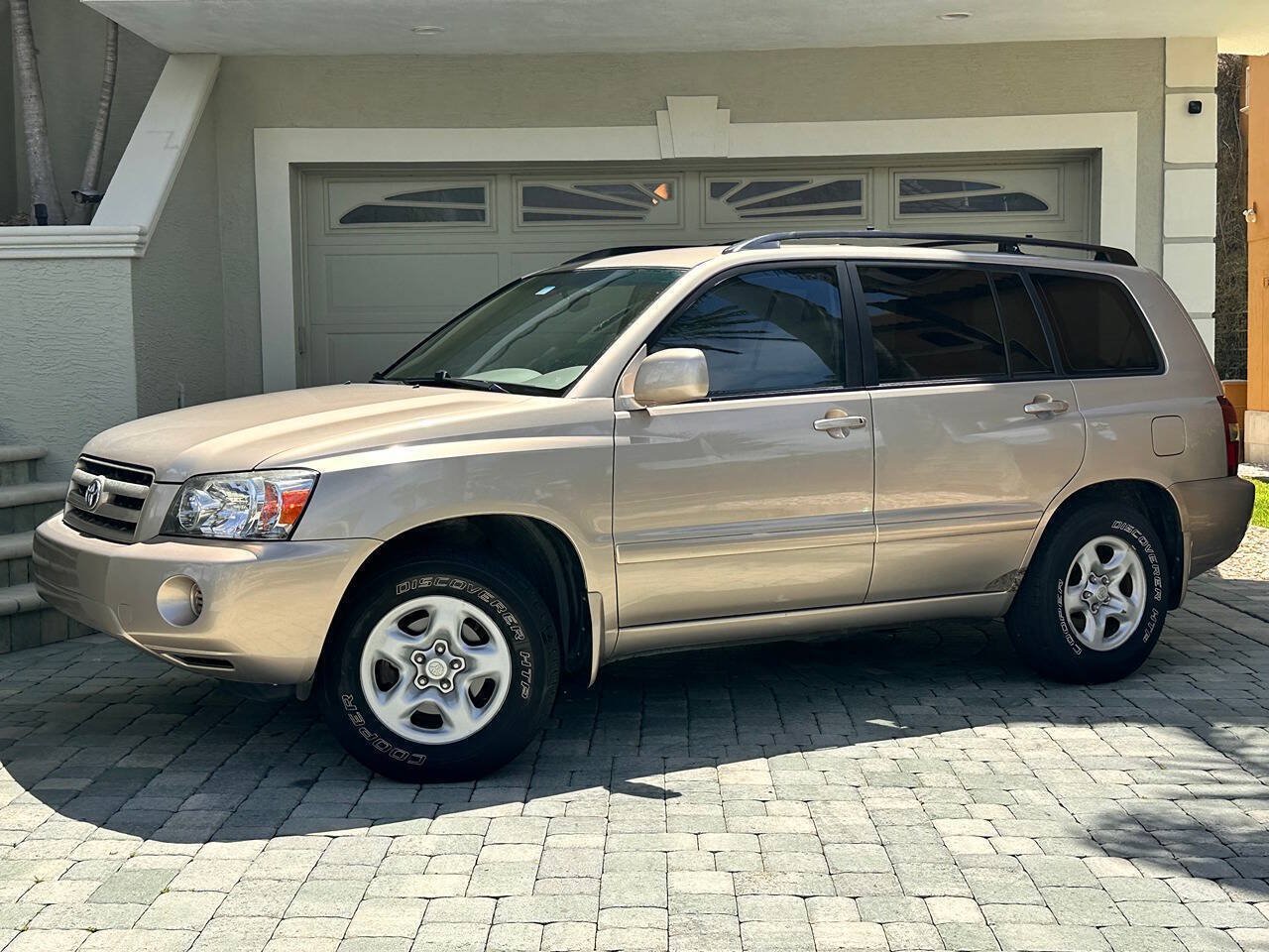 Used 2005 Toyota Highlander 2WD V6 w/ 3rd Row image 1