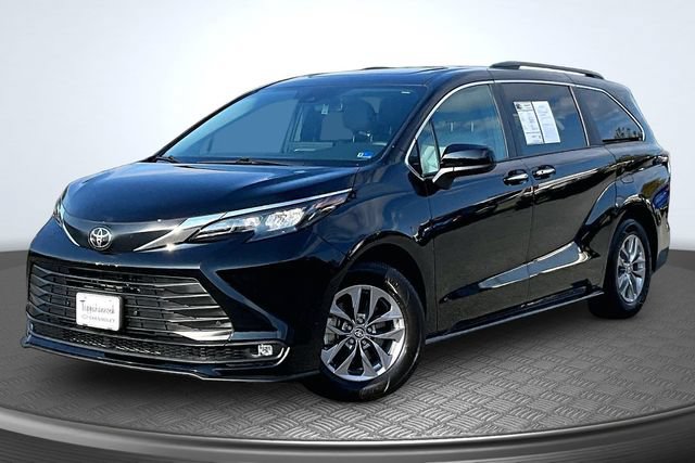 Used 2026 Toyota Sienna XLE FWD image 1
