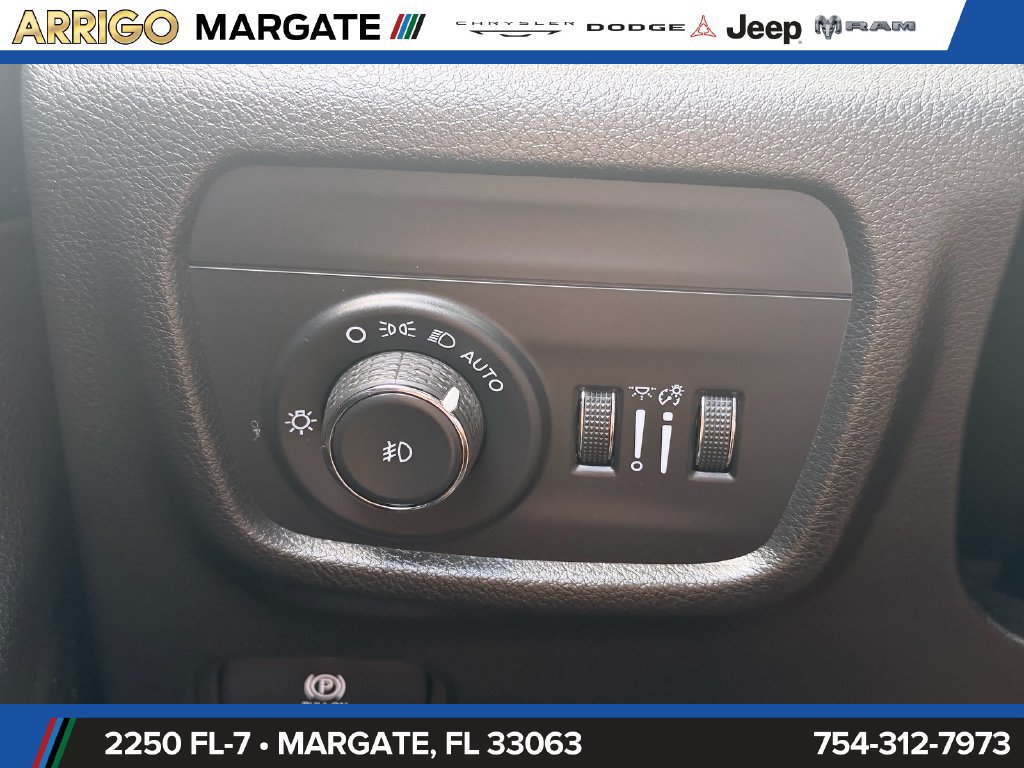 Certified 2025 Jeep Grand Cherokee Limited w/ Black Appearance Package RWD image 32